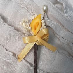 Alfiler flor seca y cala amarilla