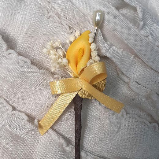 Alfiler flor seca y cala amarilla