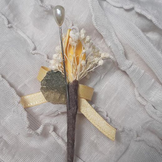 Alfiler flor seca y cala amarilla