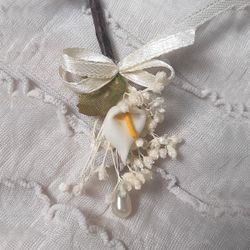 Alfiler con Paniculata y Calas de Colores
