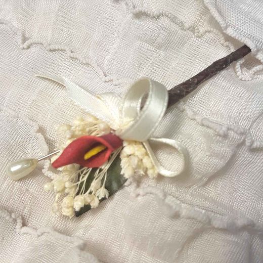 Alfiler con Paniculata y Calas de Colores