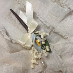 Alfiler con Paniculata y Calas de Colores