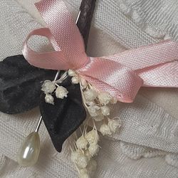 Alfiler flor seca y cala negra