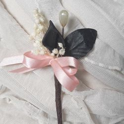 Alfiler flor seca y cala negra