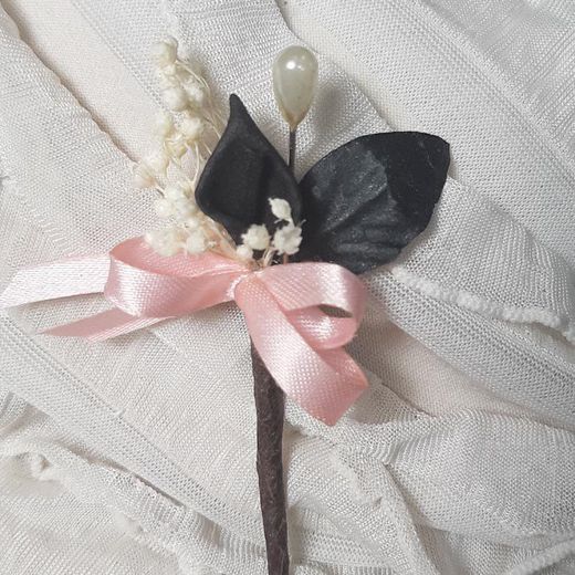 Alfiler flor seca y cala negra