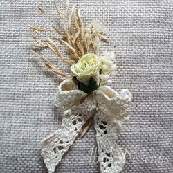 Alfiler flor seca y lazo encaje