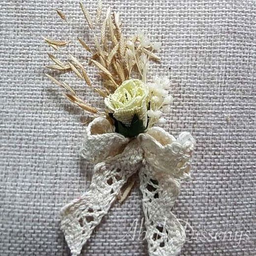 Alfiler flor seca y lazo encaje