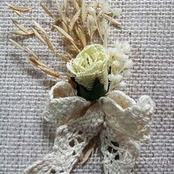 Alfiler flor seca y lazo encaje