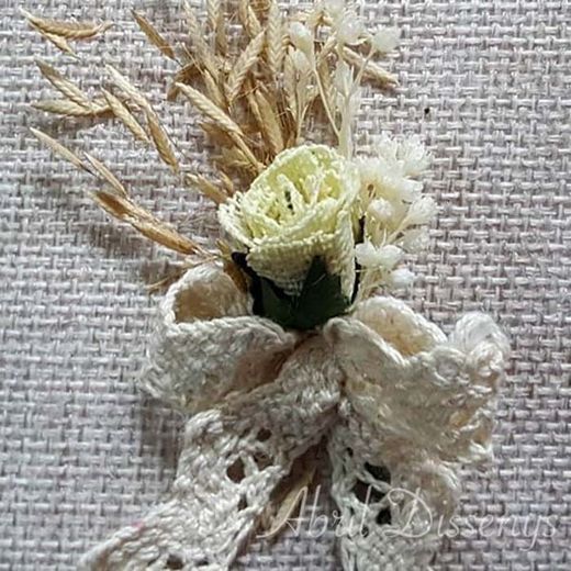 Alfiler flor seca y lazo encaje