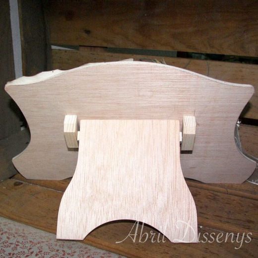 Atril con poesía y flor azahar