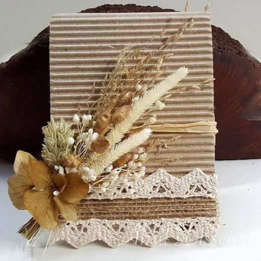 Bloc notas lápiz con flor seca arena