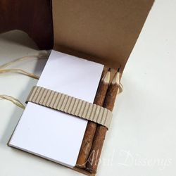 Bloc notas lápiz con flor seca arena