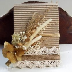 Bloc notas lápiz con flor seca arena