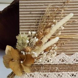 Bloc notas lápiz con flor seca arena