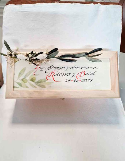 Caja de madera personalizada con pergamino escrito a mano A3