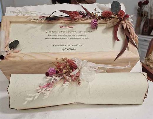 Caja de madera personalizada con pergamino escrito a mano A3