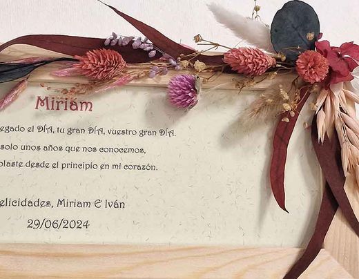Caja con marco, pergamino con flores A3