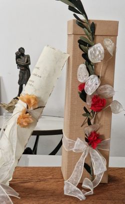 Caja de Cartón Decorada con Flores Preservadas