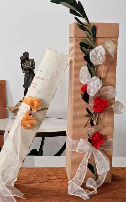 Caja de Cartón Decorada con Flores Preservadas