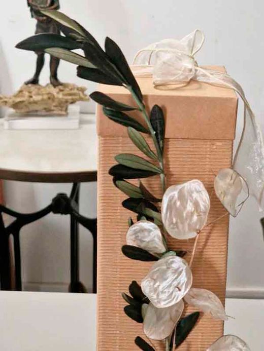 Caja de Cartón Decorada con Flores Preservadas