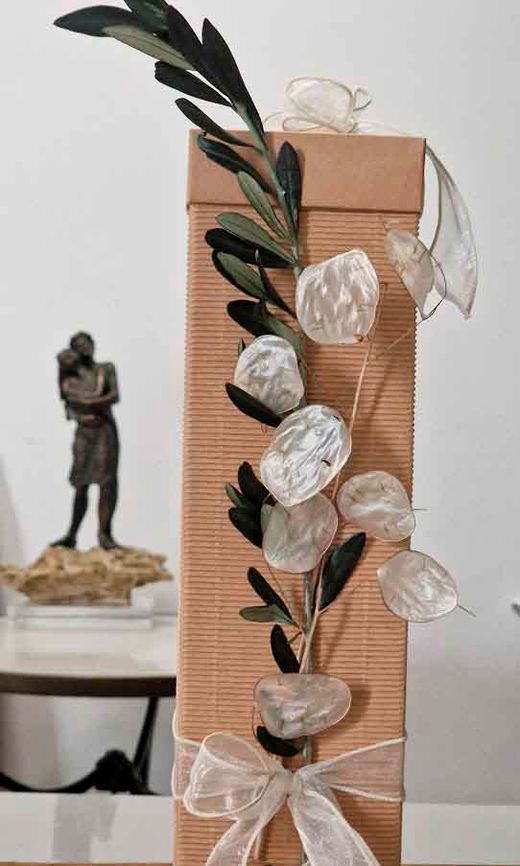 Caja de Cartón Decorada con Flores Preservadas