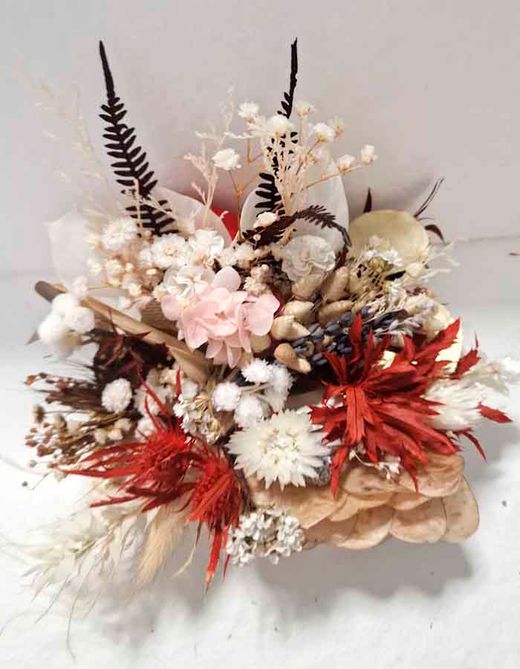 Caja de Madera con Flores Rosadas