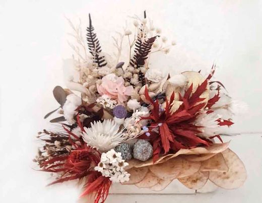 Caja de Madera con Flores Rosadas