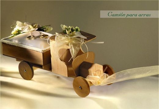 Camión porta alianzas y arras flor seca