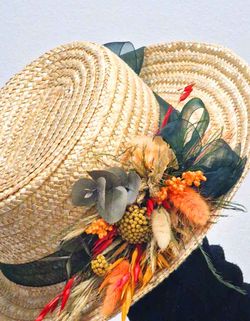 Canotier con Tocado de Flores Otoñales