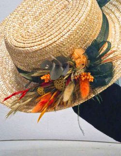 Canotier con Tocado de Flores Otoñales