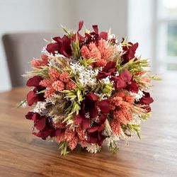 Centro de Mesa Burdeos y Pistacho con Flores Preservadas