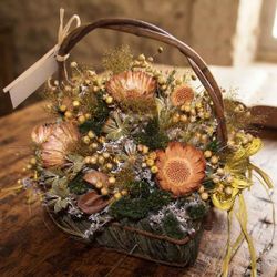 Cesta Rústica de Flores y Proteas