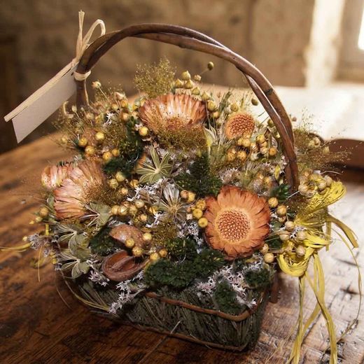 Cesta Rústica de Flores y Proteas
