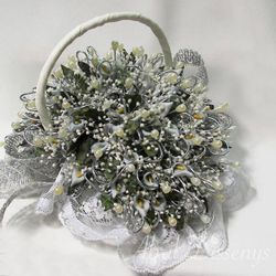 Cesta para alfileres de calas salmón y flor seca