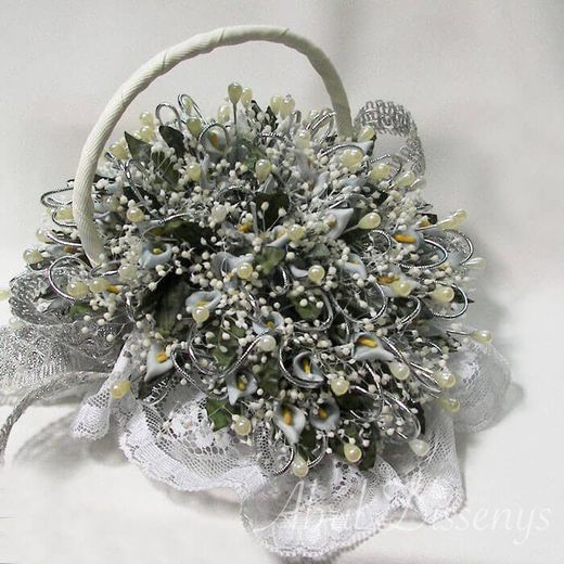 Cesta para alfileres de calas salmón y flor seca