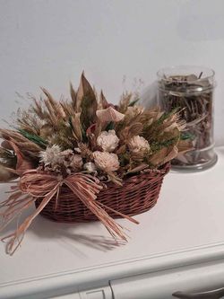 Cesta Rústica con Flores Secas Blancas