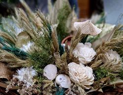 Cesta Rústica con Flores Secas Blancas