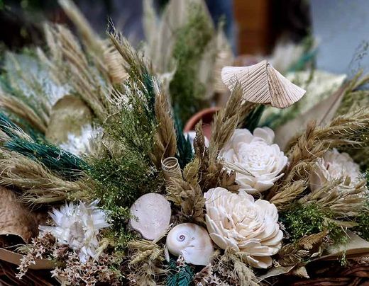 Cesta Rústica con Flores Secas Blancas