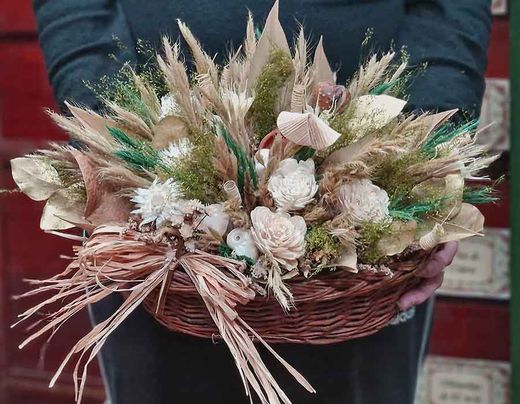 Cesta Rústica con Flores Secas Blancas