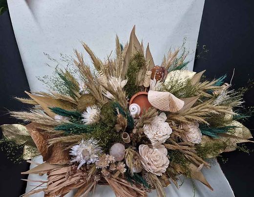 Cesta Rústica con Flores Secas Blancas