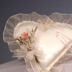 Cojín Portaalianzas Corazón Luna