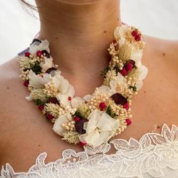 Collar de Flores en Tapiz Cerezas