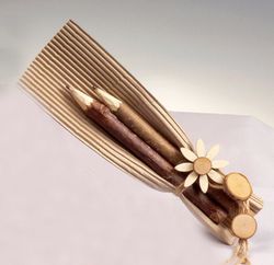 Detalle de dos lapiceros hechos a mano