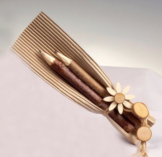 Detalle de dos lapiceros hechos a mano