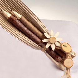 Detalle de dos lapiceros hechos a mano