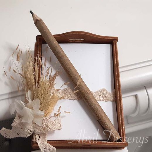 Detalle taquillón taco lápiz flor arena