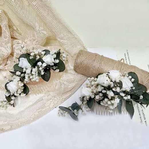 Dos Peinetas con Flores y Rosas