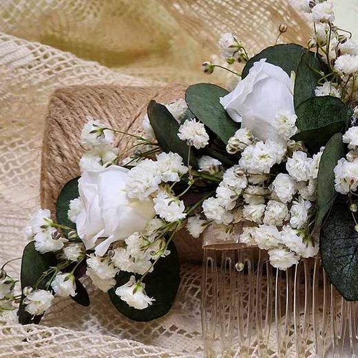Dos Peinetas con Flores y Rosas