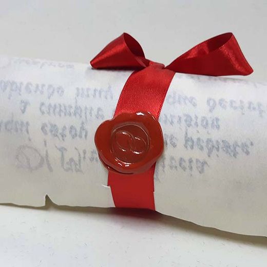 Pergamino escrito a mano con fotografía