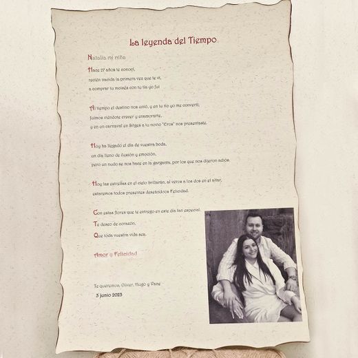 Pergamino escrito a mano con fotografía
